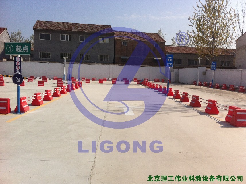 科目二場地考試，直角轉(zhuǎn)彎